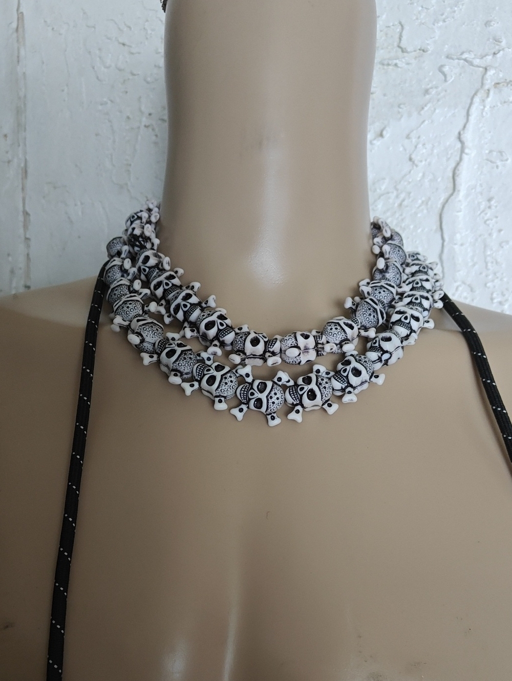 Skull and bones necklace - Picture 4 of 4